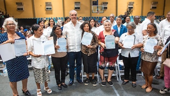 República Dominicana: El presidente Abinader entrega títulos de propiedad a familias en Haina y otras demarcaciones