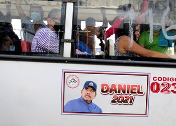 IMAGEN DE ARCHIVO. Un cartel promocionando al presidente Daniel Ortega como candidato presidencial se ve en un bus del transporte público antes de las elecciones de noviembre, en Managua, Nicaragua. Octubre 14, 2021 (REUTERS/Maynor Valenzuela)