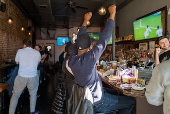 Las fiestas están diseñadas como eventos integrales: además de la transmisión en vivo de los partidos, ofrecerán gastronomía local y actividades culturales vinculadas a las comunidades y selecciones participantes.