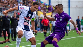 Renzo Garcés en un duelo individual con Rodrigo Vilca. - Crédito: Liga 1