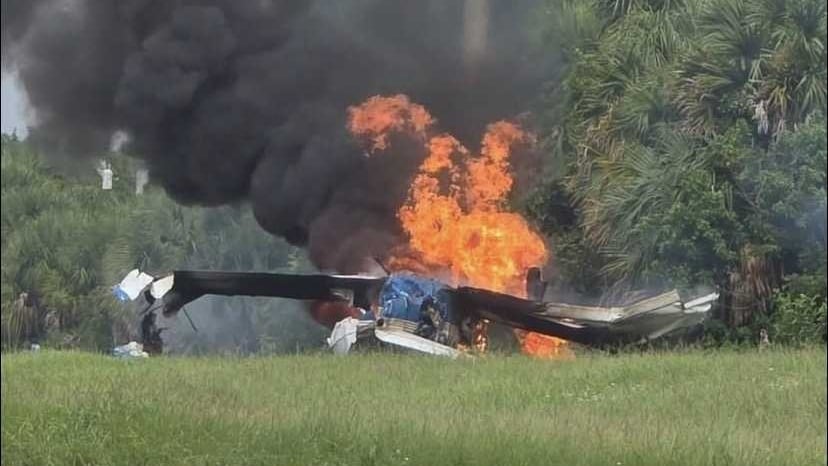Piloto muere tras chocar una avioneta contra cables y árboles en Titusville
