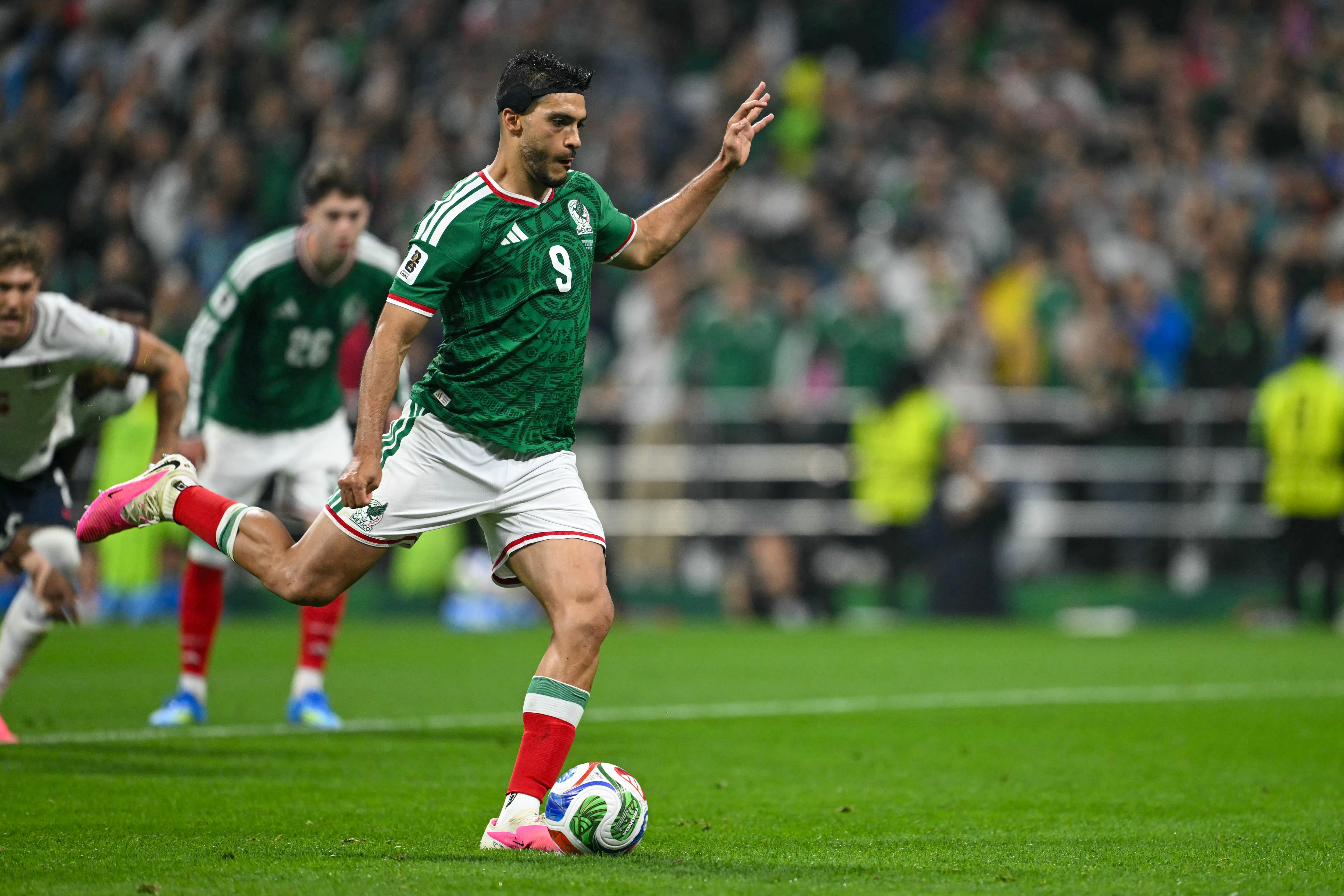 El delantero terminó su contrato con el Fulham y fue recibido por su antiguo equipo. (Photo by Yuri CORTEZ / AFP)