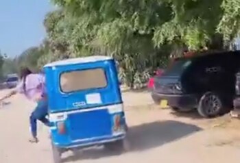 Las pasajeras del motocarro saltaron