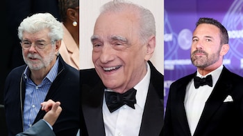 Tres retratos individuales de hombres. George Lucas con cabello y barba grises y gafas. Martin Scorsese sonriente con cabello blanco y esmoquin. Ben Affleck con barba y esmoquin