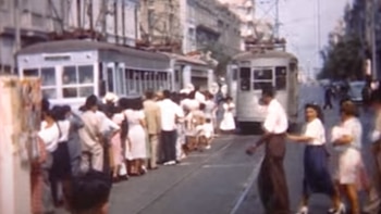 Ciudadanos esperando subir al tranvía