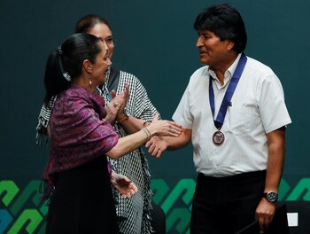 Evo Morales y Claudia Sheinbau, (Foto: REUTERS/Carlos Jasso)
