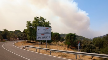 Última hora de los incendios en España y la emergencia nacional, en directo | Los fuegos en Madrid se unen en un solo frente y obligan al desalojo de tres municipios más