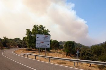 Columna de humo del incendio de Pelayos de la Presa vista desde la carretera M512, este viernes. (EFE/Mariscal)