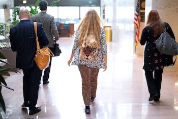 Carole Baskin, directora ejecutiva de Big Cat Rescue y quien apareció anteriormente en el programa "Tiger King", sale de la oficina del senador estadounidense Chuck Grassley (republicano por Iowa) en el Capitolio, en Washington (EE. UU.), el 2 de marzo de 2022 (REUTERS/Tom Brenner)