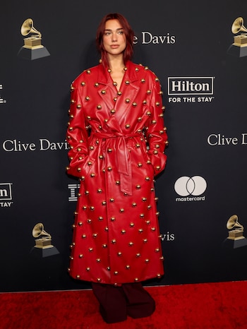 Dua Lipa deslumbrando con elegancia en la gala previa a los Premios Grammy 2024 en Beverly Hills (REUTERS/Mario Anzuoni)