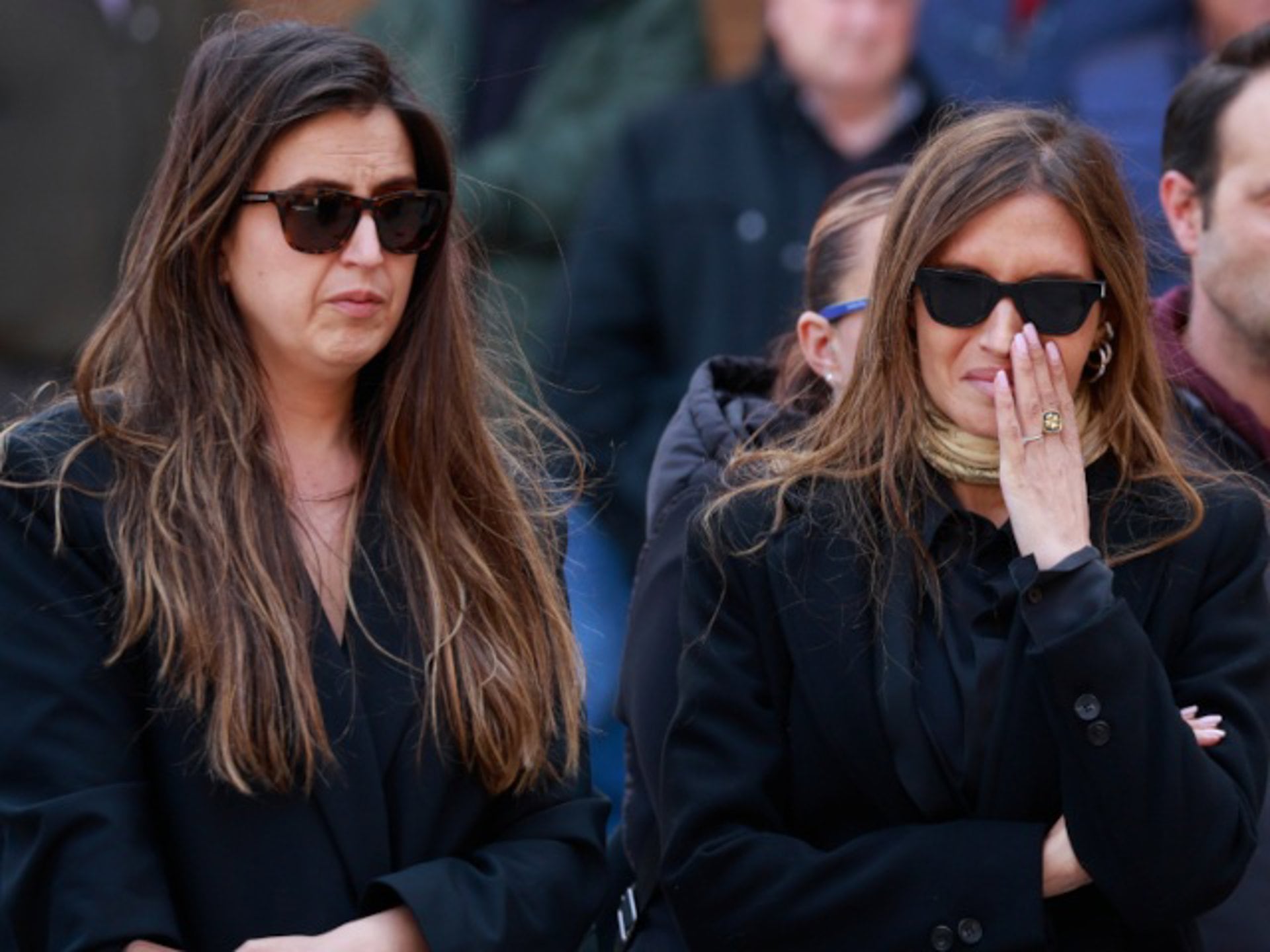 Irene Carbonero y Sara Carbonero, acompañados de sus familiares, de camino a la iglesia en el último adiós a su madre (Europa Press)