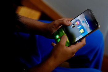 Plataformas como TikTok y Facebook podrían enfrentar sanciones de hasta 30,5 millones de euros por incumplir la normativa (REUTERS/Asanka Brendon Ratnayake/ARCHIVO)
