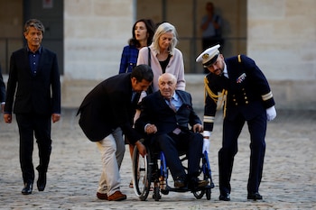 Louis-Édouard Carrère, padre del escritor (a la izq.), en silla de ruedas, durante el homenaje a quien fue su esposa por casi 70 años. Murió un par de meses después. REUTERS/Sarah Meyssonnier/Pool