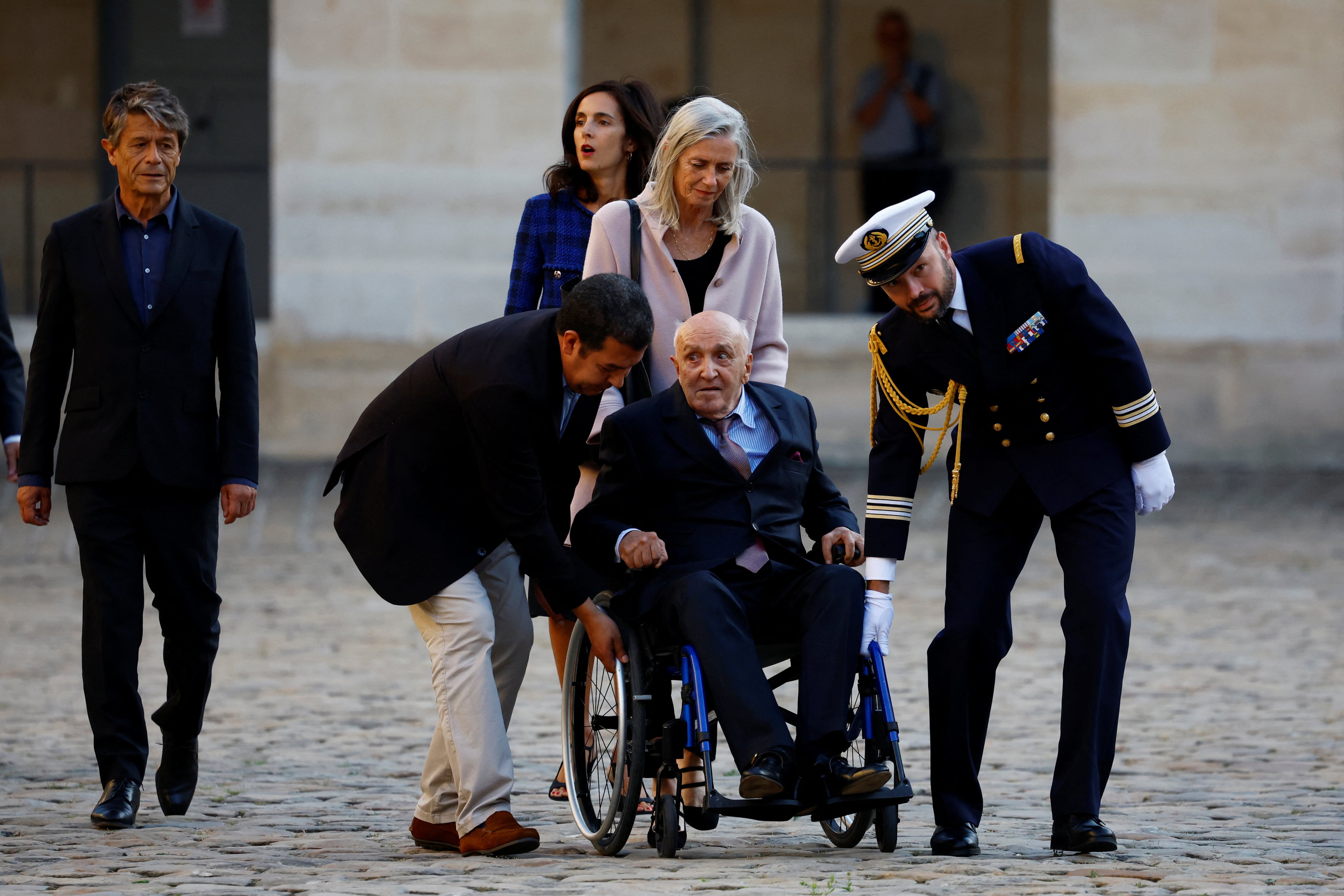 Louis-Édouard Carrère, padre del escritor (a la izq.), en silla de ruedas, durante el homenaje a quien fue su esposa por casi 70 años. Murió un par de meses después. REUTERS/Sarah Meyssonnier/Pool