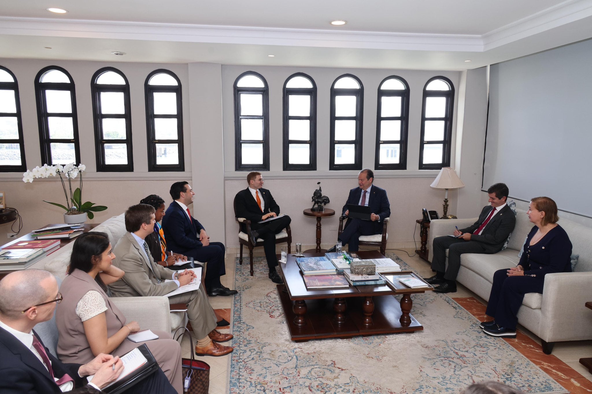 Jacob Helberg, subsecretario de Estado de EU para Crecimiento Económico, Energía y Medio Ambiente, y Javier Martínez-Acha, ministro de Relaciones Exteriores de Panamá, discutieron seguridad en la cadena de suministro y cooperación regional. Tomada de X