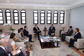 Jacob Helberg, subsecretario de Estado de EU para Crecimiento Económico, Energía y Medio Ambiente, y Javier Martínez-Acha, ministro de Relaciones Exteriores de Panamá, discutieron seguridad en la cadena de suministro y cooperación regional. Tomada de X