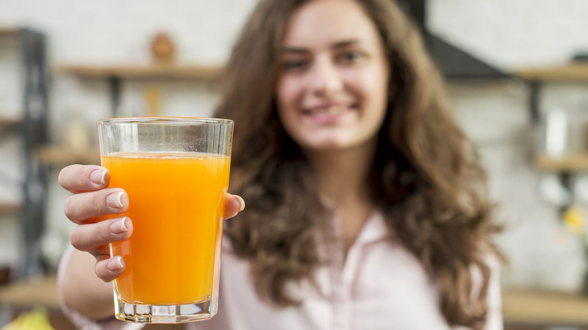 El consumo adecuado de vitamina C, presente principalmente en frutas y verduras frescas, es fundamental para el sistema inmunológico y la reparación de tejidos, de acuerdo con especialistas en nutrición y estudios recientes revisados por publicaciones científicas (Freepik)