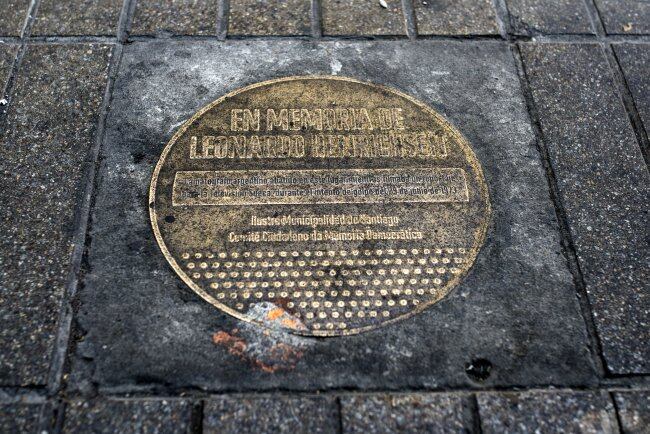Una placa conmemorativa en Santiago en honor a Leonardo Henrichsen