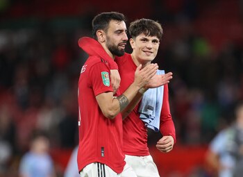 Alejandro Garnacho celebra el triunfo ante Aston Villa por la Copa de la Liga junto a Bruno Fernandes (Foto: Reuters)