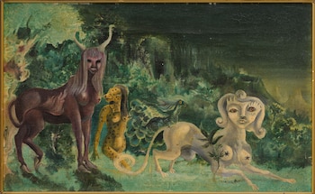 Pintura surrealista de fondo verde oscuro con un centauro, una criatura felina manchada, un ave y una esfinge con senos expuestos, todas figuras híbridas