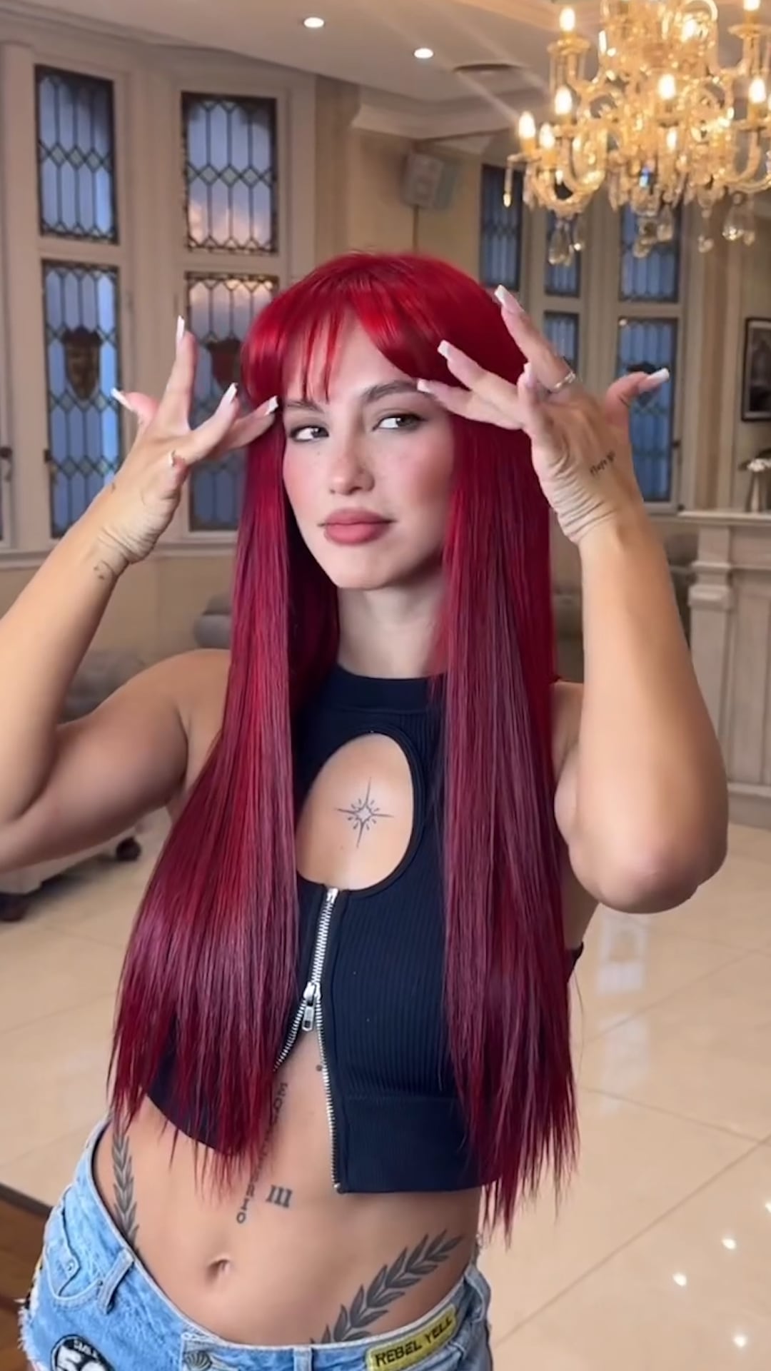 Con un nuevo color y extensiones, Flor se preparó para el inminente estreno de su videoclip