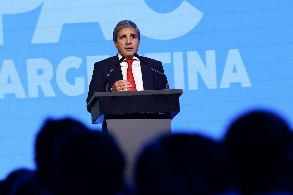 Caputo pronosticó 30 años de crecimiento y vinculó el futuro económico con la "batalla cultural"