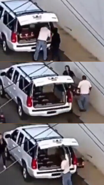 Secuencia de tres imágenes de seguridad de dos personas sacando un féretro del maletero de una camioneta blanca