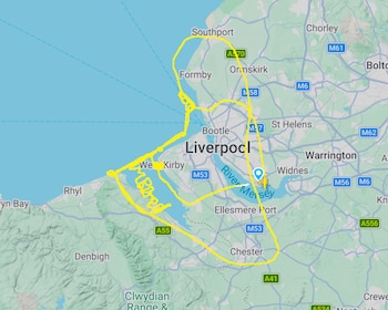 Mapa de la región de Liverpool, Inglaterra, con un trazo amarillo que simula la silueta de un avión y un icono de aeropuerto