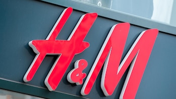 La cadena textil H&M abrirá su primera tienda en Argentina en 2027 de la mano de su socia local Hola Moda