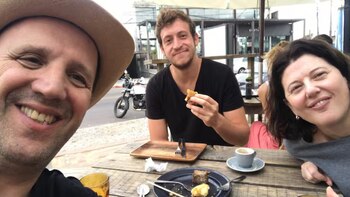 Alon Farkas junto a su