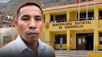 Retrato de un hombre en camisa blanca junto a la fachada de un edificio amarillo con el letrero Municipalidad Distrital de Queropalca