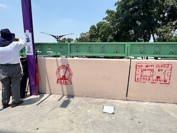 Mensajes de familias frente al Coloso de Santa Úrsula como “La pelota vuelve a casa… ¿y los nuestros cuándo?”, resalta la crisis de desapariciones en el país. (Foto: Raúl A. González/Infobae México)