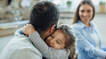 Una pareja con su niña