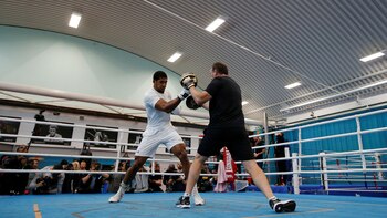 El pugilista británico conecta cuatro de cada diez golpes en los últimos rounds (Foto: Reuters)
