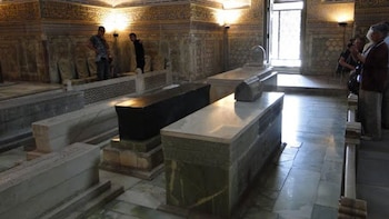 El sarcófago negro donde reposan