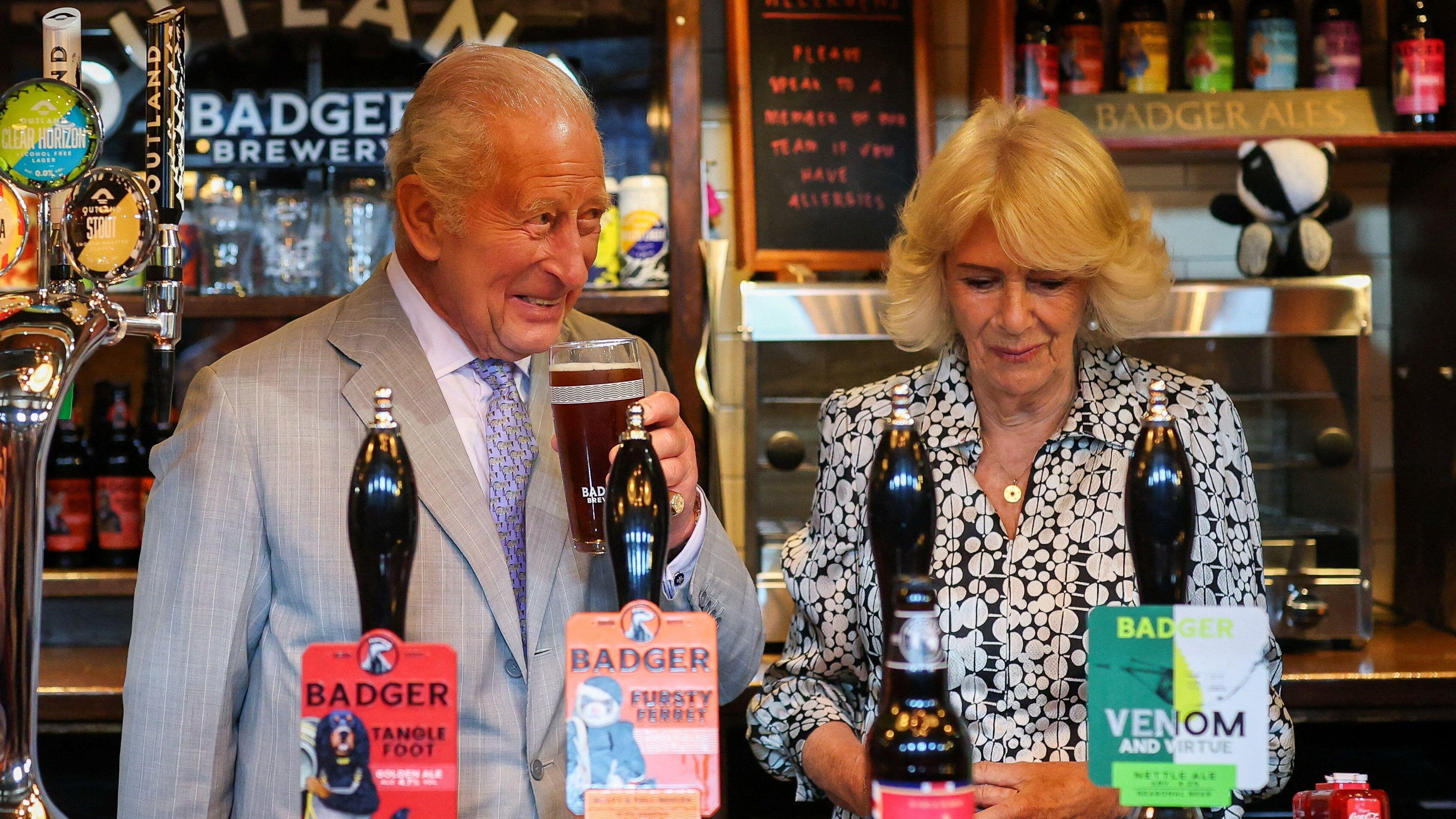El rey Carlos III brinda con cerveza entre risas tras la derrota de Inglaterra en el Mundial 2026: “Quizás sea un buen día para ahogar algunas penas”