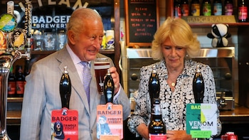 El rey Carlos III brinda con cerveza entre risas tras la derrota de Inglaterra en el Mundial 2026: “Quizás sea un buen día para ahogar algunas penas”