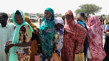 Un grupo de refugiados sudaneses esperan a recibir alimentos del Programa Mundial de Alimentos de las Naciones Unidas cerca de la frontera entre Sudán y Chad, en Koufroun, Chad, el 28 de abril de 2023. REUTERS/Mahamat Ramadane/Archivo