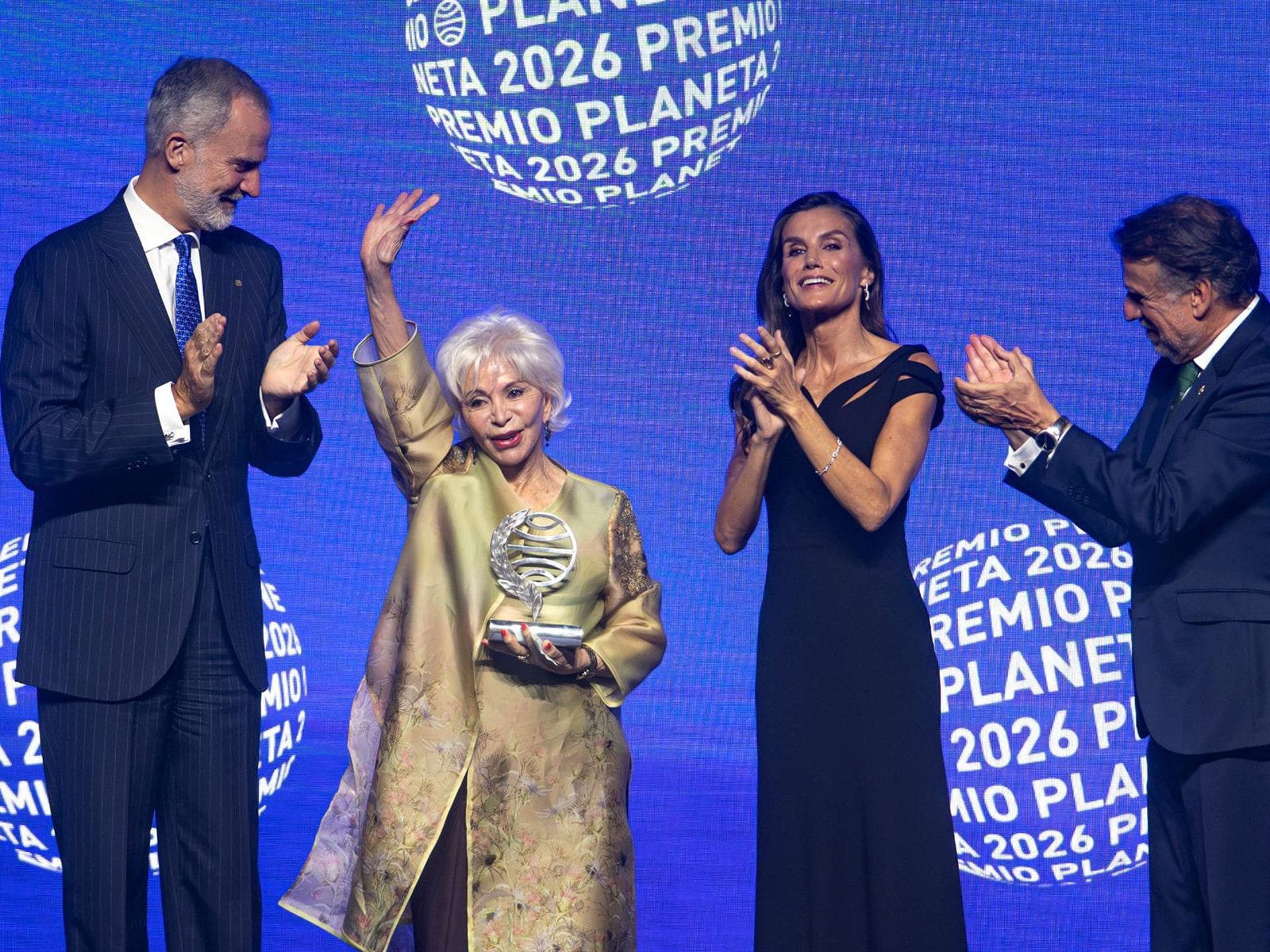15/10/2026 Isabel Allende junto a los Reyes y José Creuheras..S.S.M.M. los Reyes han presidido la entrega del Premio Planeta en un aniversario muy especial para el galardón, que celebraba su 75ª edición y cuya ganadora ha sido Isabel Allende con