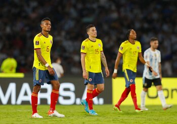 Soccer Football - World Cup - South American Qualifiers - Argentina v Colombia - Estadio Mario Alberto Kempes, Cordoba, Argentina - February 1, 2022 Colombia's William Tesillo and teammates at half time REUTERS/Agustin Marcarian