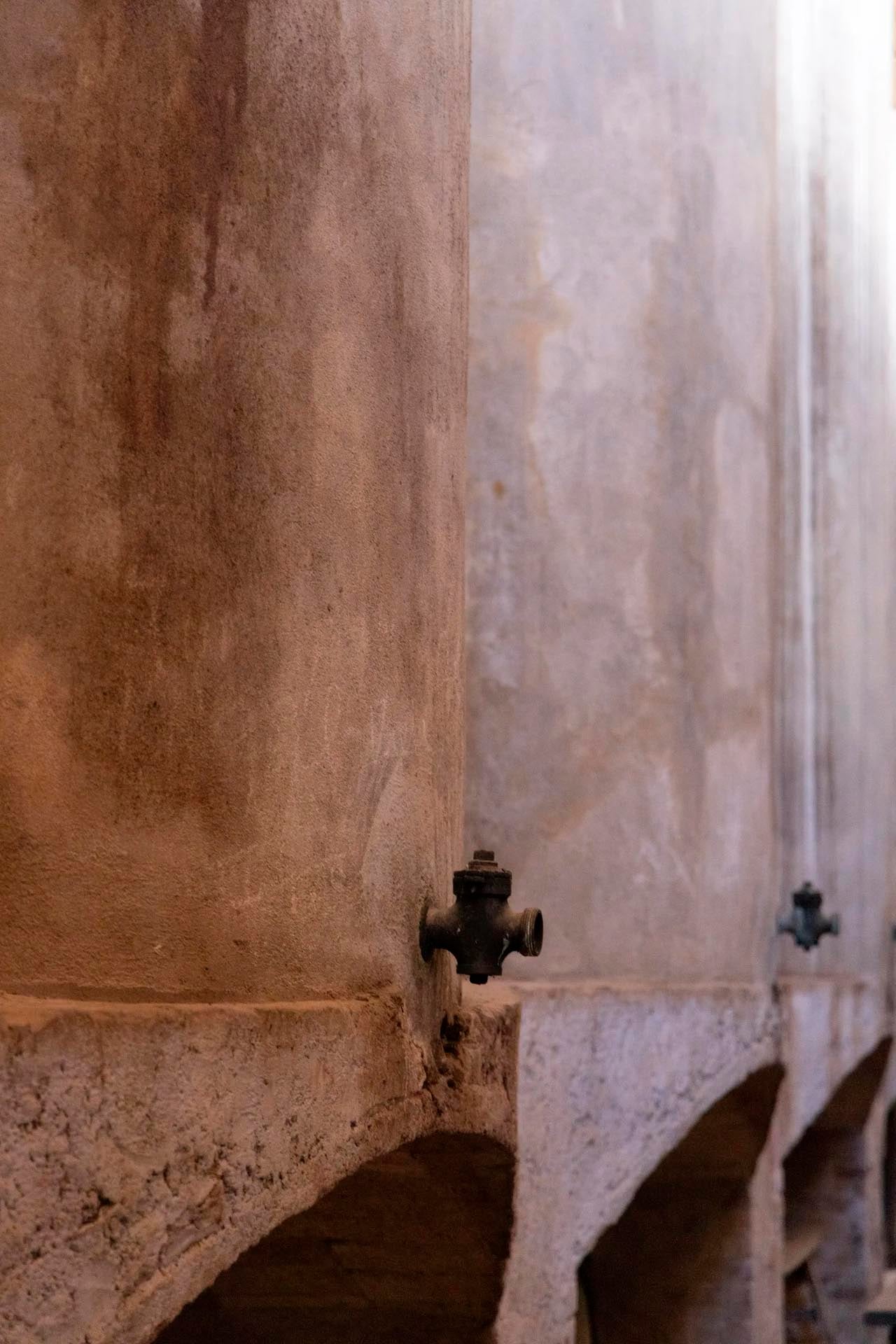 La maquinaria y el mobiliario originales se han conservado intactos durante décadas de inactividad. (Can Sumoi)