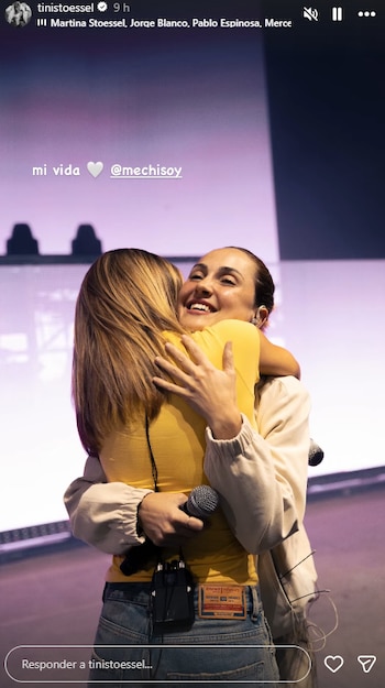 Tini Stoessel invitó a sus compañeros de Violetta. Aquí con Mercedes Lambre