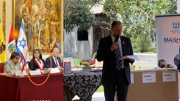 A la izquierda, Milagros Jáuregui,