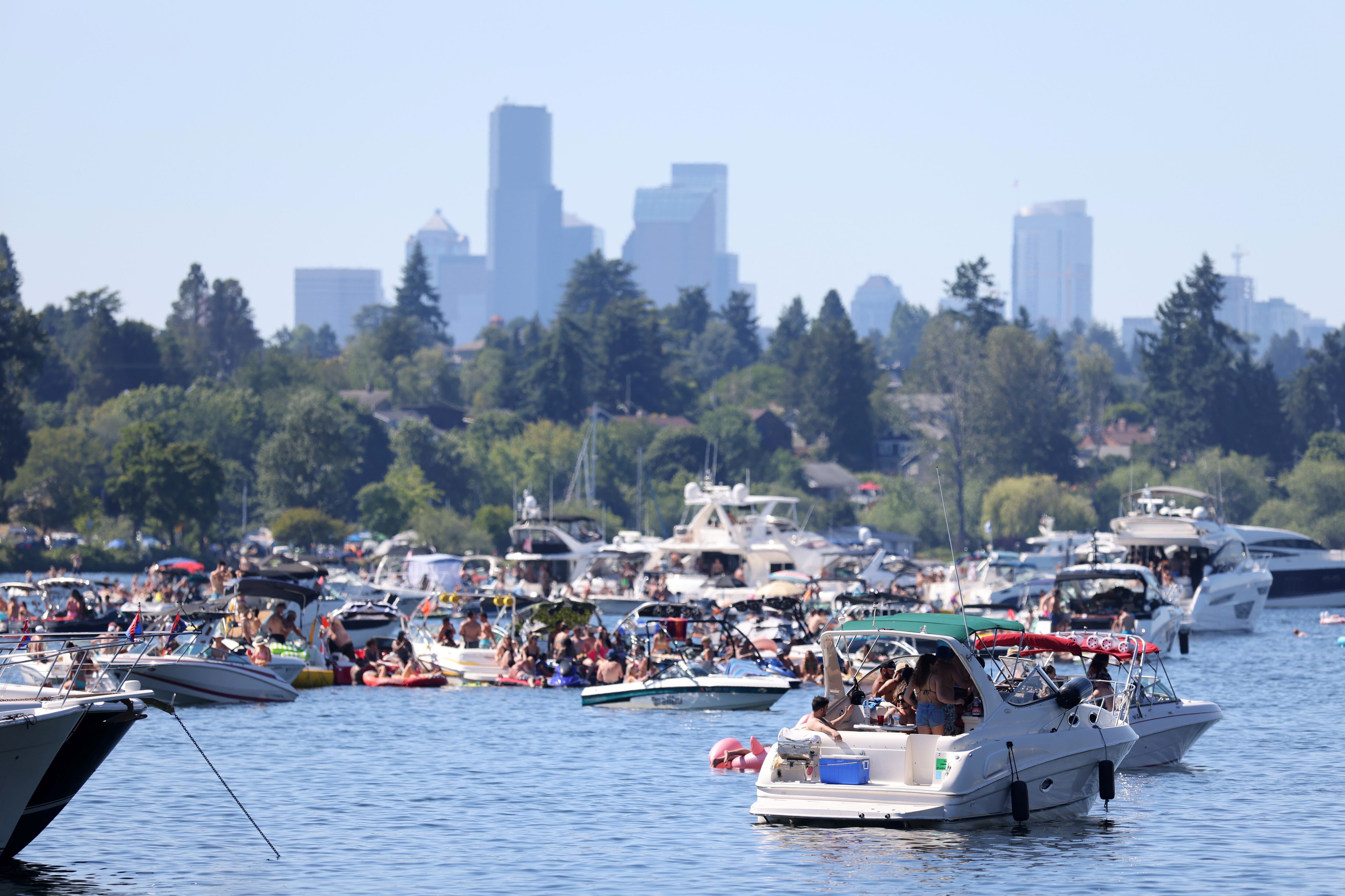 Personas en una fiesta de botes en el lago Washington durante la última ola de calor en Seattle (REUTERS/Lindsey Wasson)