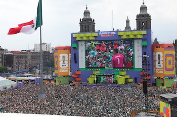Imágenes de los aficionados que acudieron a los puntos de reunión establecidos para ver el partido de manera gratuita. (CDMX)