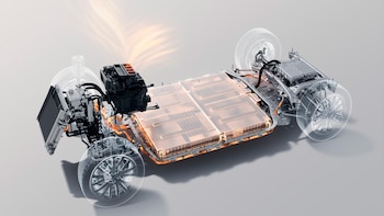 Renderizado transparente de un chasis de vehículo eléctrico con una gran batería integrada en el suelo, motor, ejes, suspensión y cuatro ruedas
