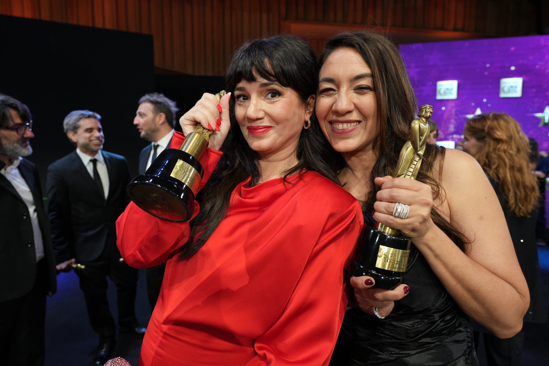 Lorena Vega y Griselda Siciliani, figuras de Envidiosa, posaron orgullosas con sus estatuillas (Prensa America)