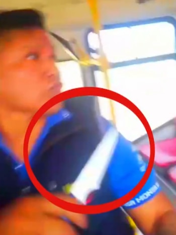 Violento video: un colectivero amenaz贸 con un cuchillo a los pasajeros - Image 2