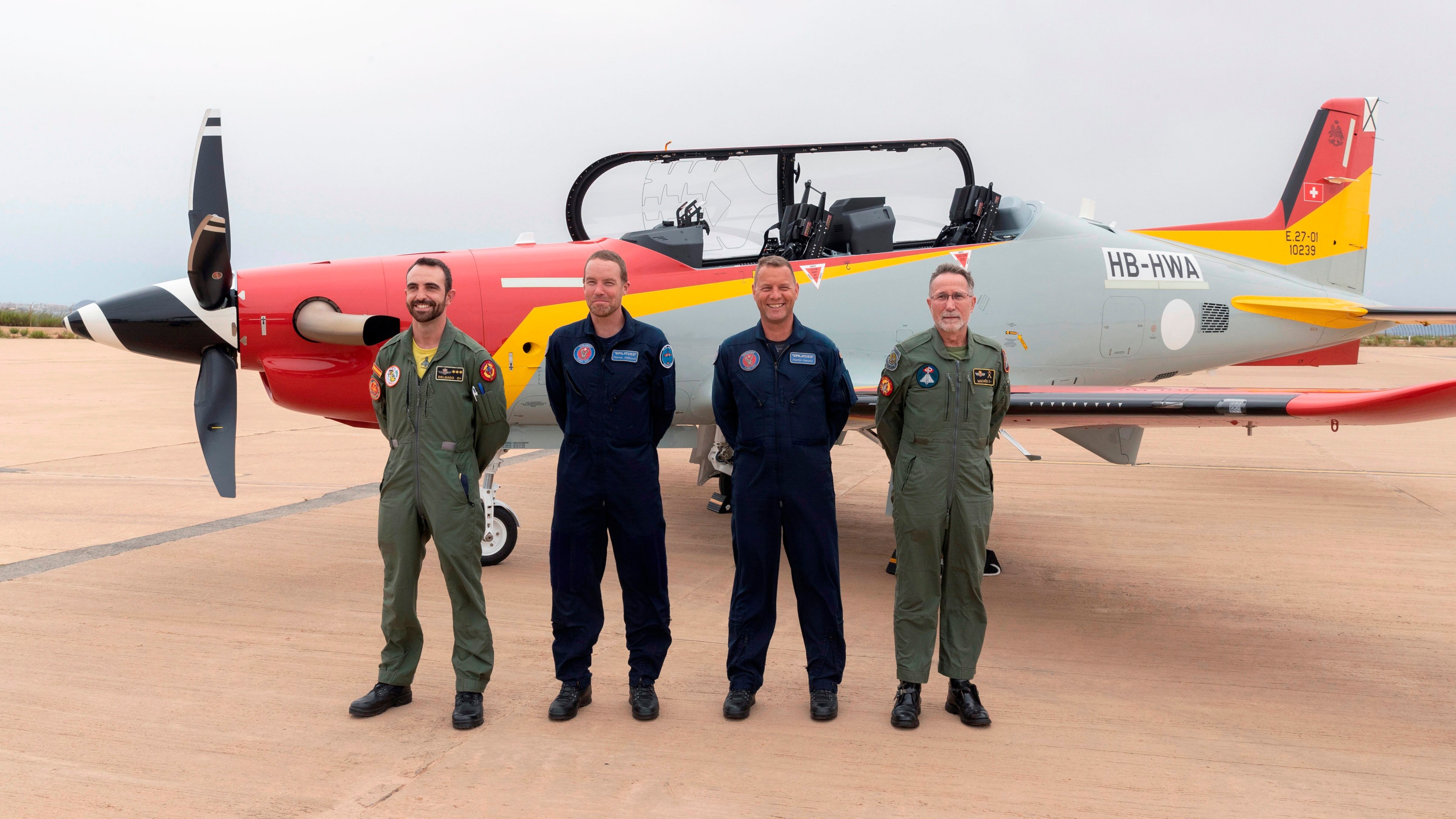 Los pilotos del Ejército del Aire, el general León Antonio Machés (d) y el capitán Marcos Delgado (i), y los pilotos de la empresa suiza Pilatus, Patrick Willcock (2i) y Mendel Martin (2d), posan junto a los dos primeros aviones PC-21, de la empresa suiza Pilatus. (EFE/ Marcial Guillén).