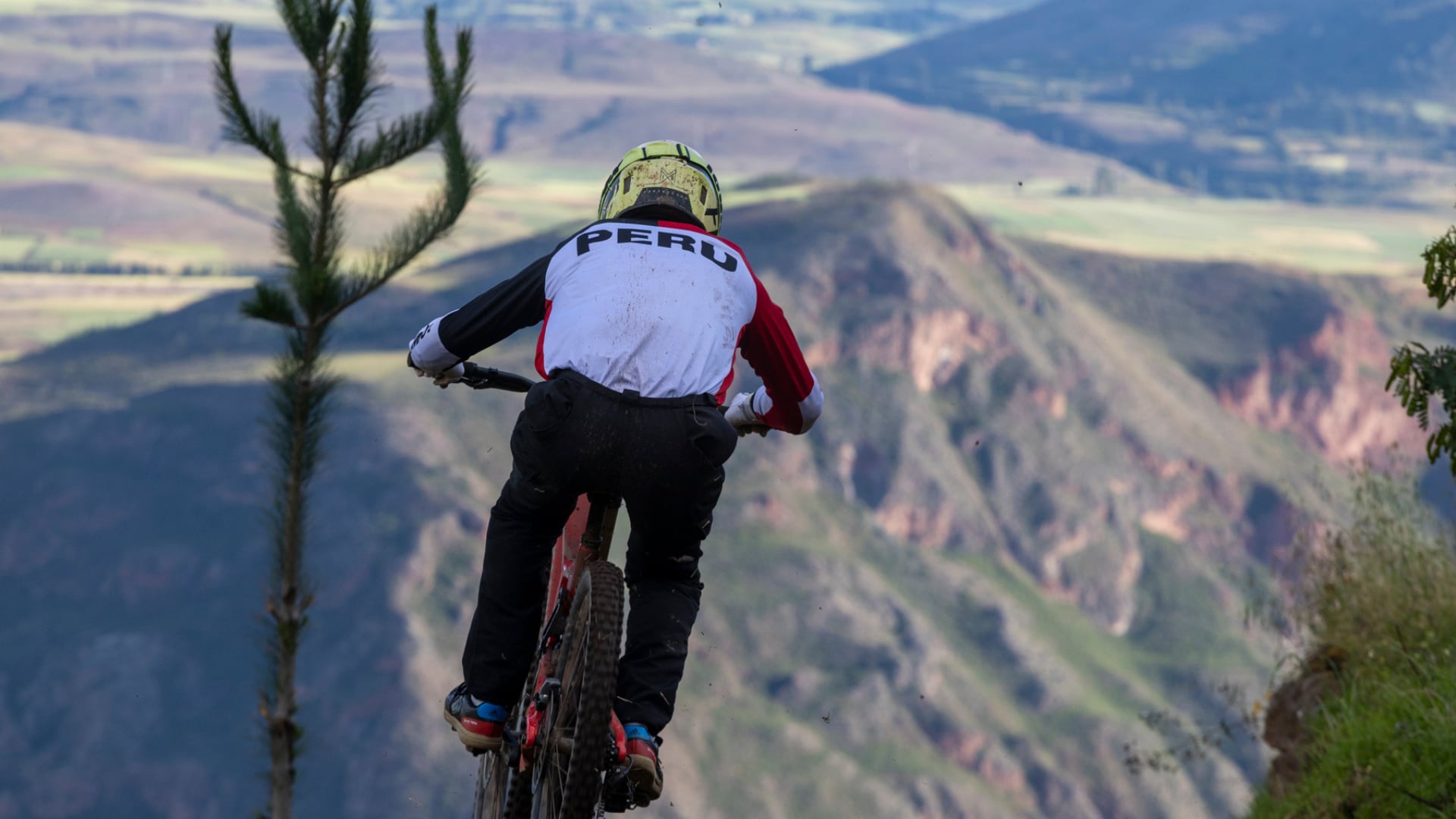 Ciclistas de 12 países inician el descenso en la renovada pista de Urubamba, en el debut del Santísimo Downhill como fecha oficial del American Continental Series MTB. Crédito: Difusión